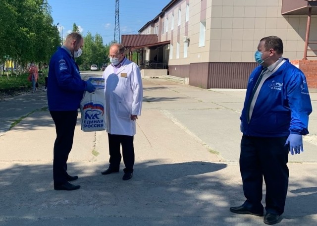 Партийцы ЕР передали СИЗ врачам Сургутского района