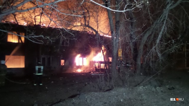 В Екатеринбурге ночью огонь уничтожил барак