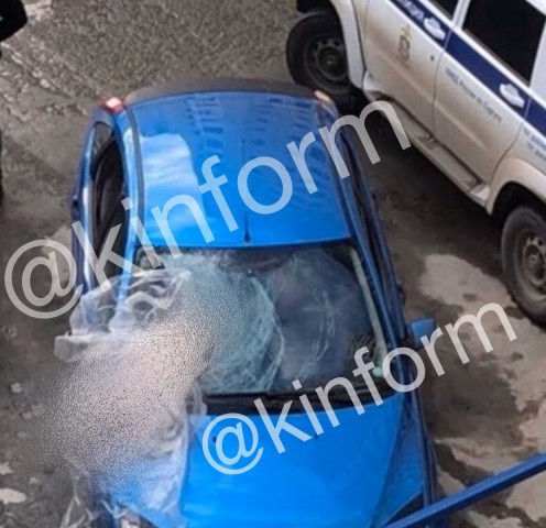 В Сургуте мужчина упал из окна 13 этажа на автомобиль