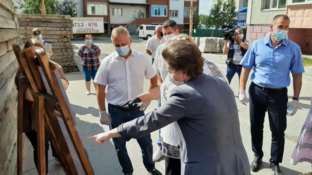 Губернатор Югры проинспектировала благоустройство домов в Фёдоровском