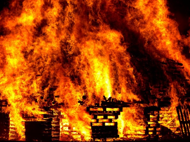В Екатеринбурге ночью горели два жилых барака
