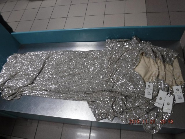 В Сургут незаконно пытались ввезти 48 вечерних платьев