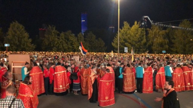 В Екатеринбурге прошёл крестный ход в честь 100-летия расстрела царской семьи