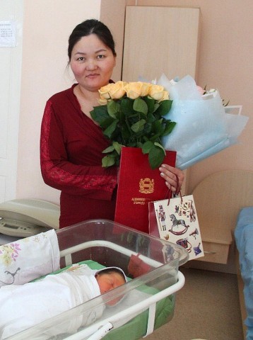 В Омске с молодой мамы потребовали налог за подарки от мэрии