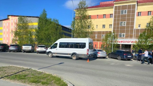 В Ханты-Мансийске женщина по вине водителя на ходу выпала из маршрутки