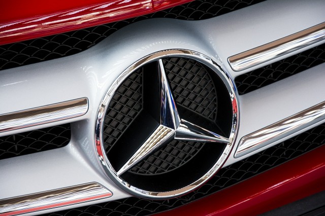 В Тюмени глава Роспотребнадзора заработала Mercedes и 2,6 млн рублей