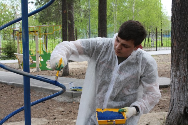 Предприниматели в Белом Яре покрасили детские площадки