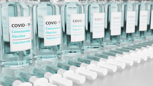 В ТЦ Тюмени вновь выстроилась очередь за вакциной против COVID-19