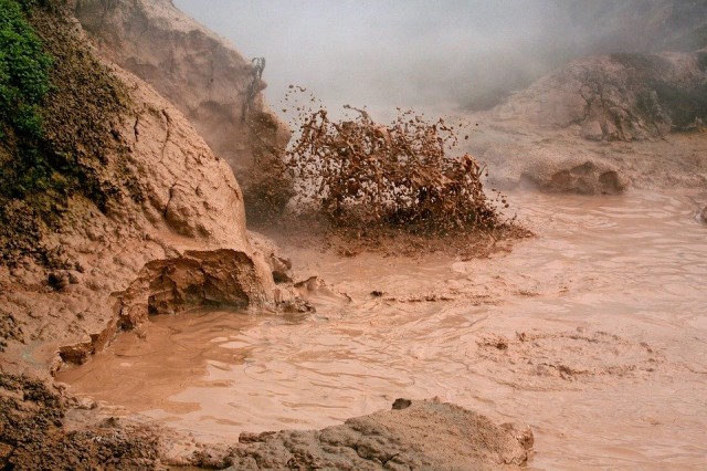 Жуткий водопад с коричневой жижей найден в центре Уфы