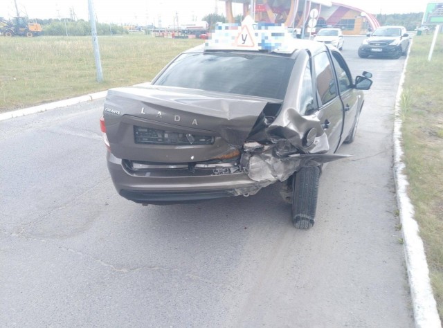 В Сургуте 22-летний водитель врезался в учебную машину