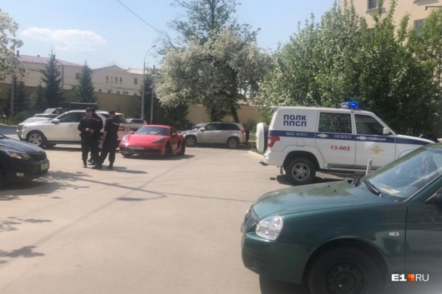 В Екатеринбурге пешеход выстрелил в водителя Porsche, ехавшего по тротуару