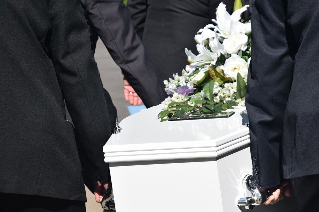 Женщина привезла гроб с телом сестры к администрации подмосковной Балашихи