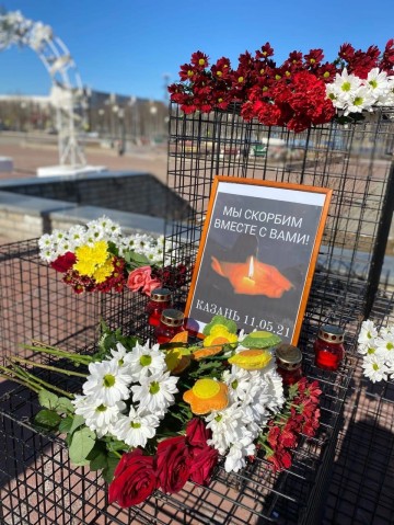 Жители Сургусткого района возложили цветы в память о погибших в школе в Казани