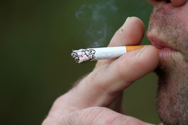 В ХМАО мужчину оштрафовали за курение в самолёте