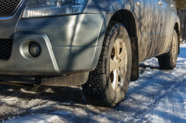 В Сургутском районе мужчина едва не замёрз на дороге