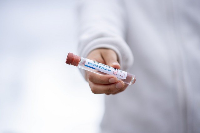 В Югре зафиксировали первый тяжёлый случай коронавируса после прививки