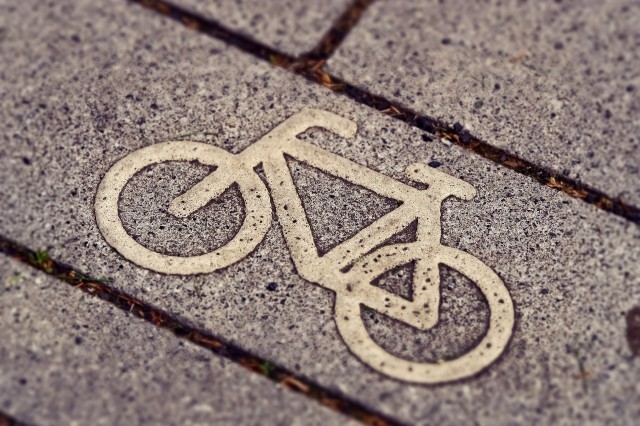 ​Велосипедисты высказали замечания по обустройству велодорожек у СурГУ