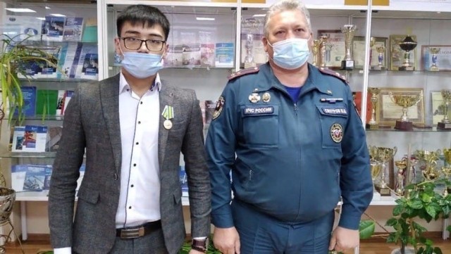 Героя из Сургутского района, спасшего девочку, наградило МЧС России