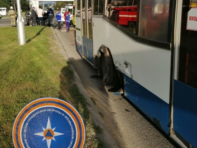 ​Рейсовый автобус столкнулся с легковым авто в Нижневартовске, есть пострадавший