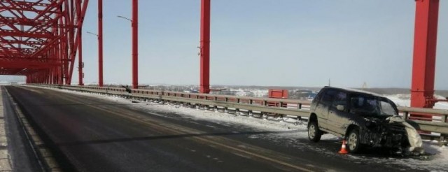 В Югре на мосту «Красный дракон» водитель уснул за рулём