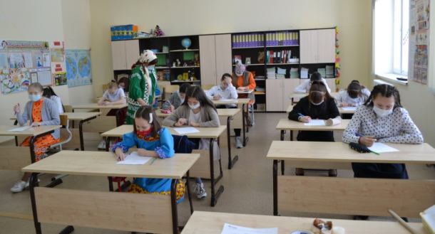 В Русскинской дети ханты написали диктант на родном языке