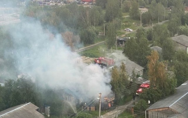 В посёлке Взлётном в Сургуте горел почти расселённый дом