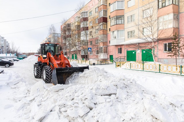 В Солнечном от снега очистили крыши более половины жилых домов