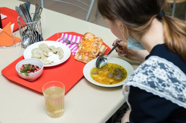 Родители школьников в Сургутском районе получили компенсацию за питание больше 17 млн