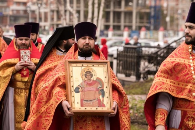 ​В Сургут митрополит Павел доставил икону с частицами мощей великомучениц