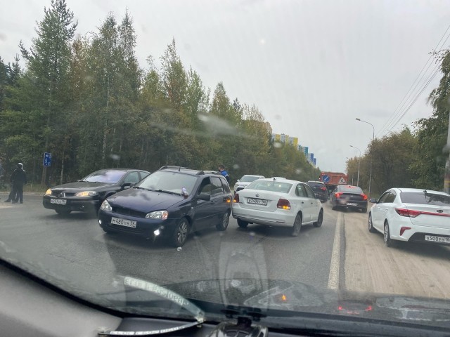 ​На въезде в Сургут сильно затруднено движение из-за аварии на Грибоедова