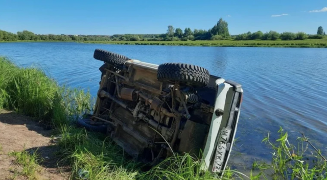 В Тюменском районе водитель погиб, съехав с обрыва в озеро