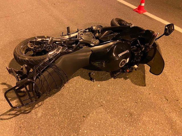 ​В Югре ночью мотоциклист на скорости упал с мотоцикла