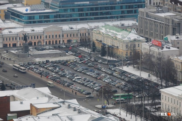 Главный архитектор Урала предложил сохранить парковку на площади 1905 года