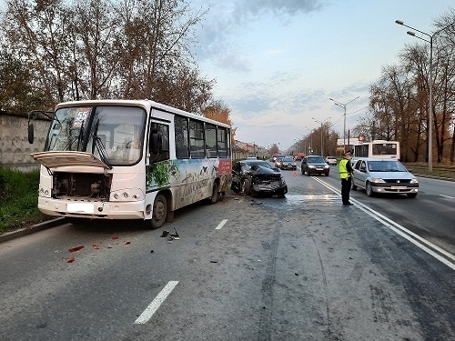 В Нижнем Тагиле Cadillac врезался в пассажирский автобус