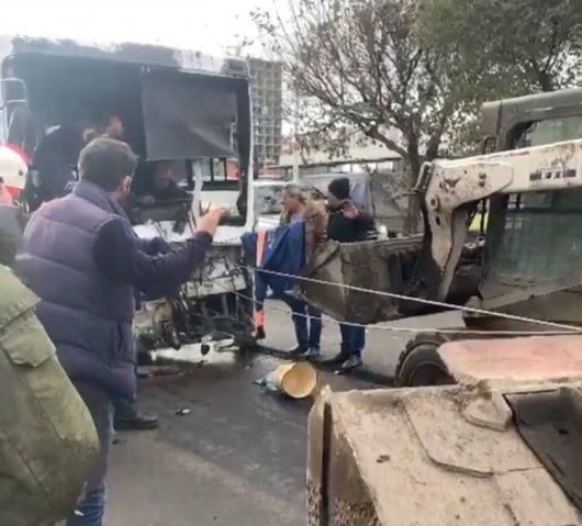 На левом берегу Красноярска автобус врезался в технику дорожных рабочих