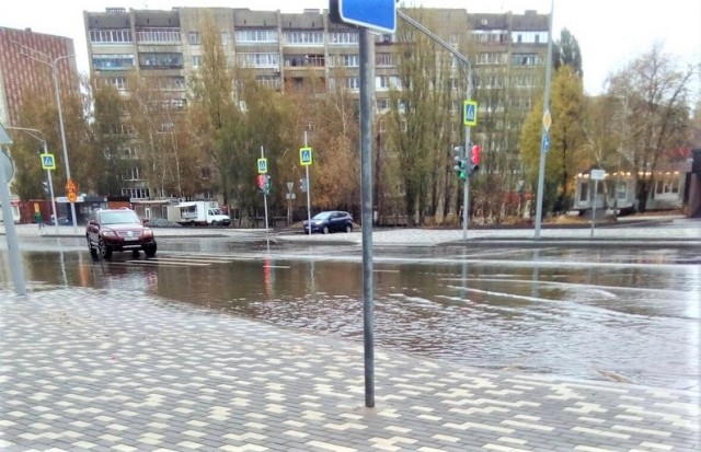 ​Обновлённый проспект Победы в Липецке утонул после дождя
