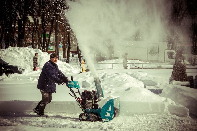 Мэр Саранска вышел со своим снегоочистителем на уборку города