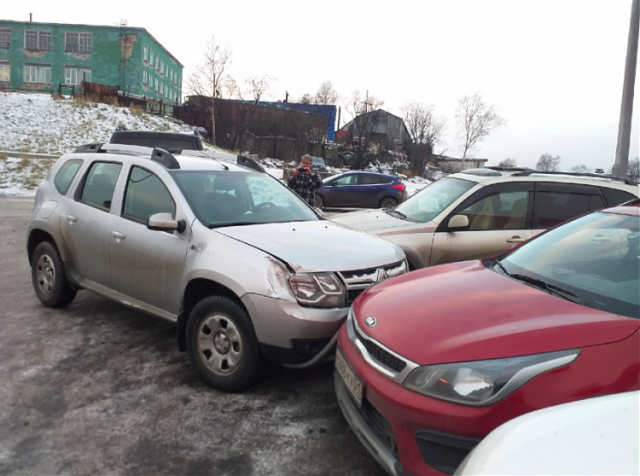 На парковке в Мурманске в результате серьёзного ДТП пострадали 6 автомобилей