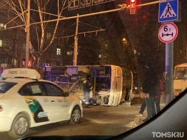 В ДТП с маршрутками в Томске пострадали две женщины, одну госпитализировали