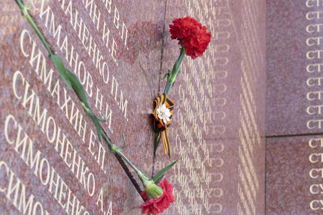 Жителей Югры возмутили ошибки в фамилиях на мемориале