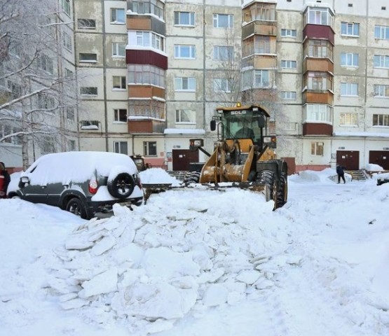 В Сургуте расчищают от снега дворы