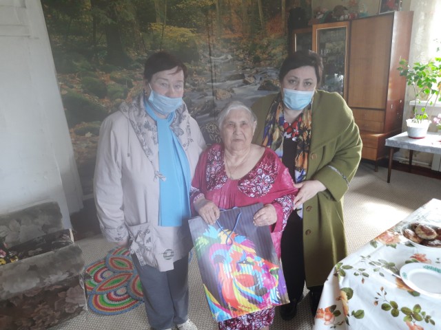 Труженица тыла из Сытомино принимает поздравления с днём рождения