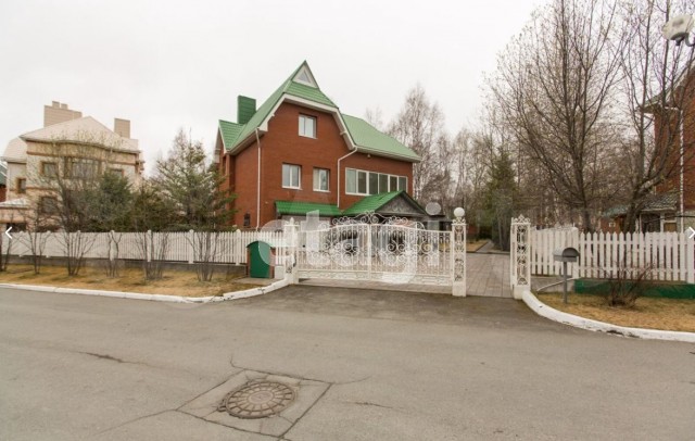 ​В Сургуте продают коттедж в викторианском стиле за 70 млн рублей. ФОТО