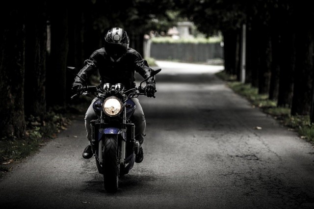 ​В Нижневартовске 18-летний водитель без прав подрезал мотоциклиста