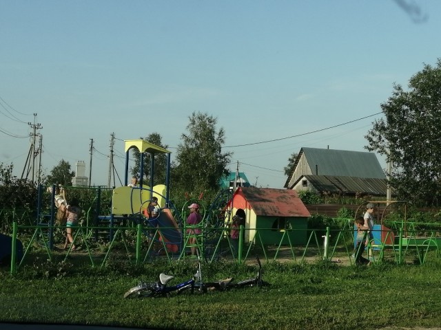 В Сургутском районе проверили безопасность детских площадок