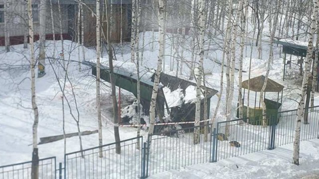 В детском саду Нижневартовска под тяжестью снега обрушилась веранда
