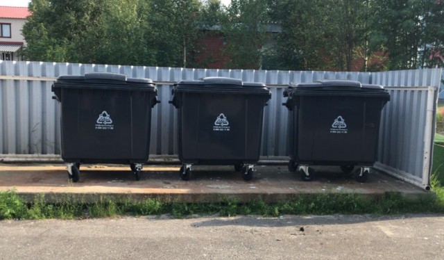 Во дворах Нижнесортымского поставили новые мусорные контейнеры