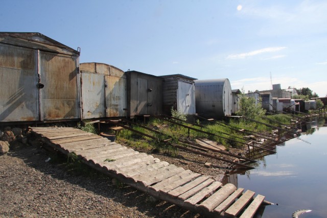 В Лянторе взялись за лодочные гаражи - самострои на реке Пим