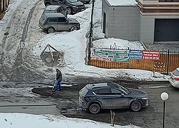 Сургутянин сам сделал ямочный ремонт дороги