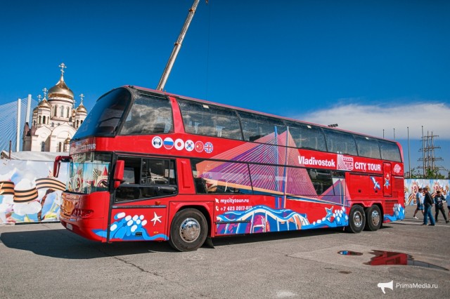 Двухэтажные красные экскурсионные автобусы начали курсировать по улицам Владивостока